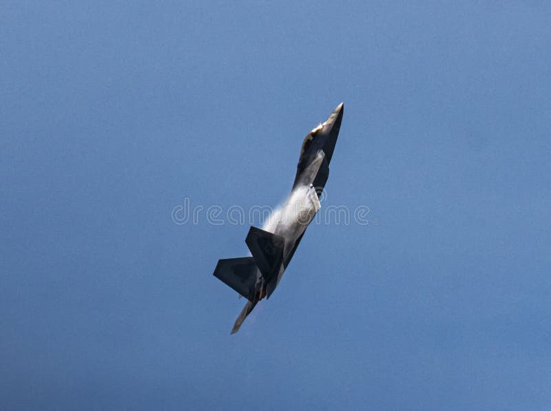 F35 αλεξικέραυνο τζετ που σχηματίζει κώνο ατμών στοκ φωτογραφία με δικαίωμα ελεύθερης χρήσης