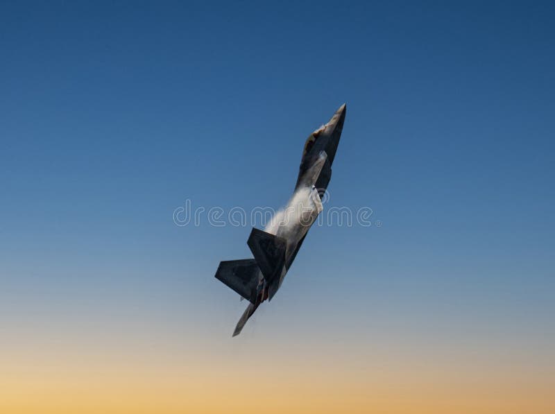 F35 μαχητικό τζετ που πετούν κατά τη διάρκεια του ηλιοβασίλεμα με σχηματισμό κώνου ατμών στοκ εικόνα με δικαίωμα ελεύθερης χρήσης