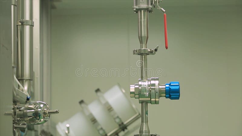 Fabbrica con il carro armato farmaceutico di miscelazione dell'attrezzatura sulla linea di produzione nella fabbrica di fabbricaz immagine stock Fabbrica con il carro armato farmaceutico di miscelazione dell'attrezzatura sulla linea di produzione nella fabbrica di fabbricaz immagine stock