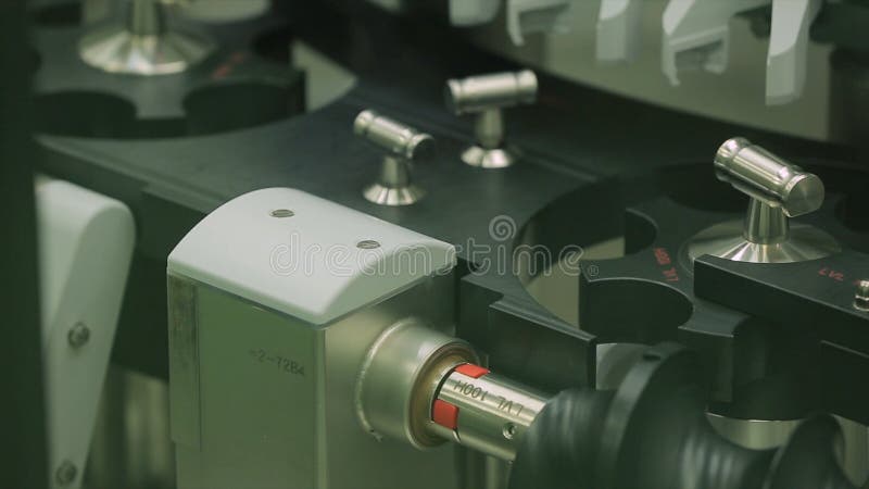 Fabbrica con il carro armato farmaceutico di miscelazione dell'attrezzatura sulla linea di produzione nella fabbrica di fabbricaz immagine stock libera da diritti Fabbrica con il carro armato farmaceutico di miscelazione dell'attrezzatura sulla linea di produzione nella fabbrica di fabbricaz immagine stock libera da diritti