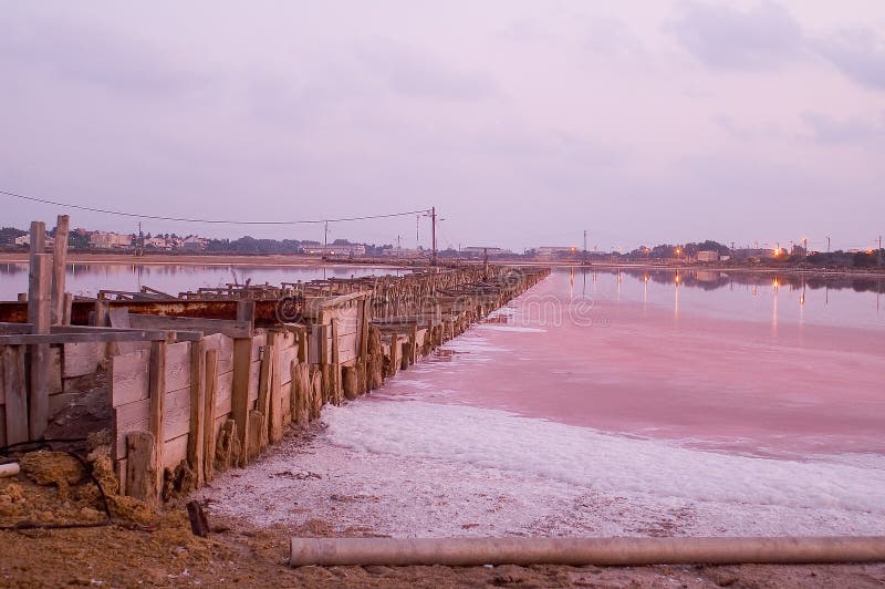 Fabbrica del sale nel tramonto fotografia stock libera da diritti Fabbrica del sale nel tramonto fotografia stock libera da diritti
