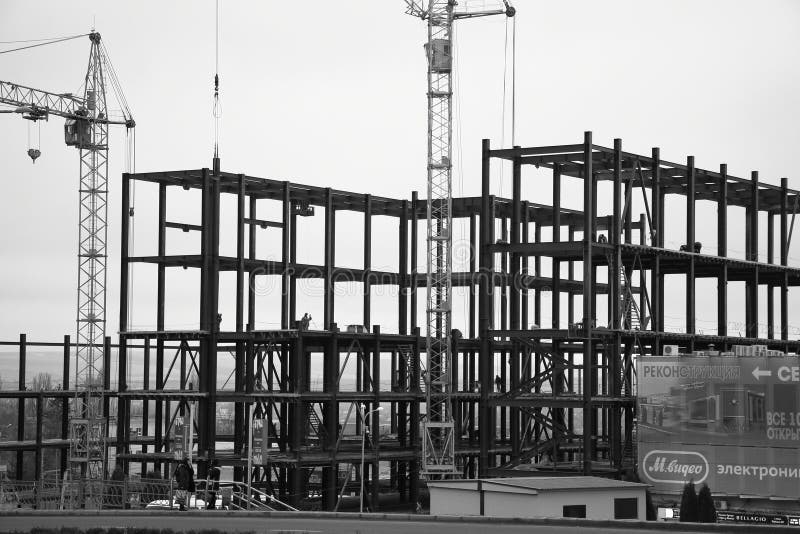 Fabbricato industriale in costruzione su Kalinin Prospekt in Pjatigorsk, Russia immagini stock libere da diritti Fabbricato industriale in costruzione su Kalinin Prospekt in Pjatigorsk, Russia immagini stock libere da diritti