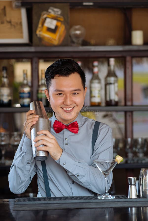 Preparare un cocktail immagine stock libera da diritti