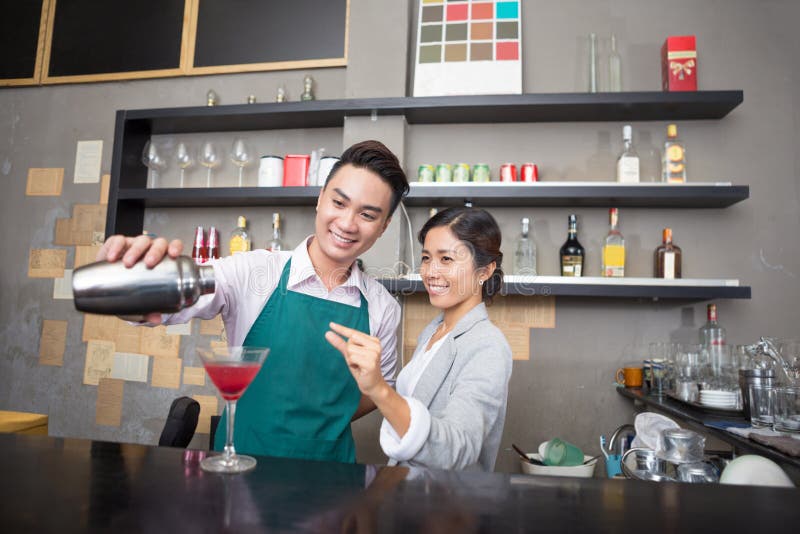 Preparare una bevanda immagine stock