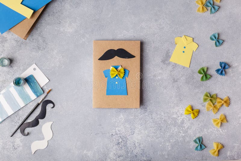 Fabbricazione della cartolina d'auguri per il giorno di padri Camicia con la farfalla da pasta Carta da carta moustache Progetto fotografia stock libera da diritti Fabbricazione della cartolina d'auguri per il giorno di padri Camicia con la farfalla da pasta Carta da carta moustache Progetto fotografia stock libera da diritti