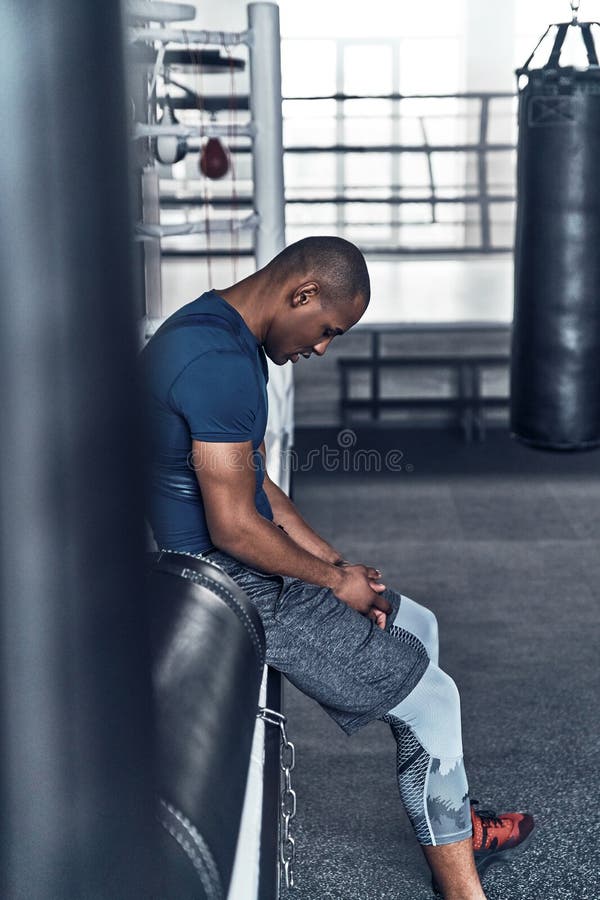 Fabbricazione della pausa Giovane uomo africano stanco in restin dell'abbigliamento di sport fotografie stock libere da diritti Fabbricazione della pausa Giovane uomo africano stanco in restin dell'abbigliamento di sport fotografie stock libere da diritti