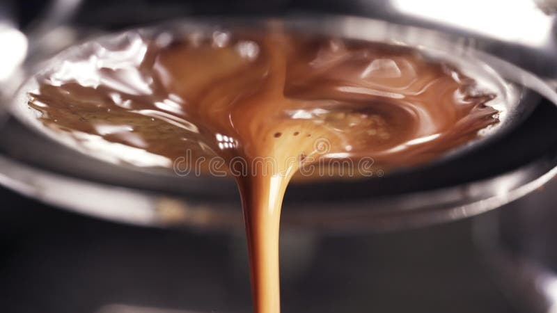 Fabbricazione espresso con portafiltro senza fondo con estrazione