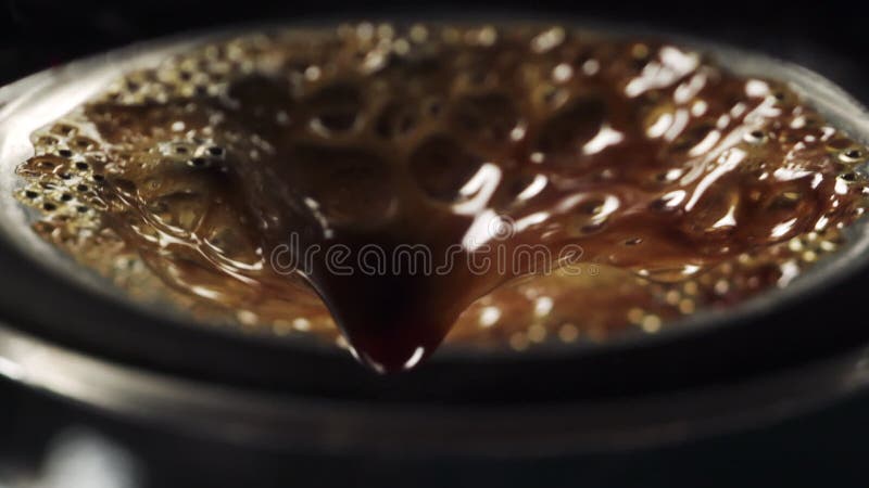 Fabbricazione espresso con portafiltro senza fondo con estrazione a 180 fps a rallentatore