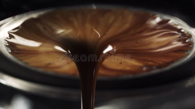 Fabbricazione espresso con portafiltro senza fondo con estrazione a 180 fps a rallentatore