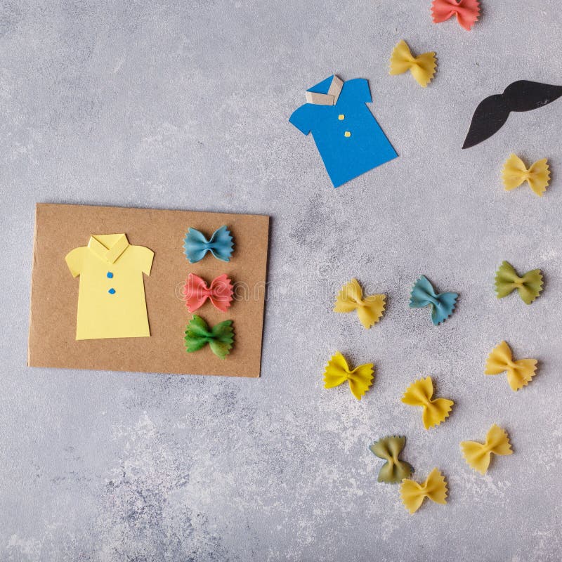 Fabricación de la tarjeta de felicitación para el día de padres Camisa con la mariposa de las pastas Tarjeta del papel bigote Pro fotografía de archivo libre de regalías Fabricación de la tarjeta de felicitación para el día de padres Camisa con la mariposa de las pastas Tarjeta del papel bigote Pro fotografía de archivo libre de regalías