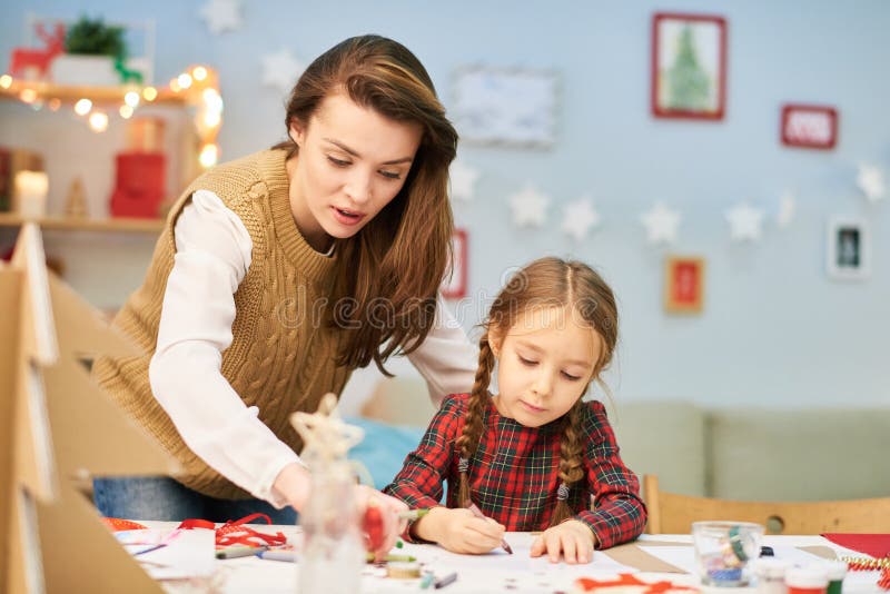 Fabricación de la tarjeta de Navidad con la mamá imagen de archivo Fabricación de la tarjeta de Navidad con la mamá imagen de archivo