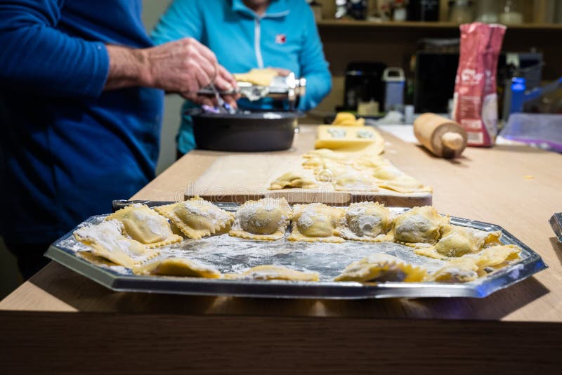 Fabricación de las pastas italianas para la Navidad foto de archivo libre de regalías Fabricación de las pastas italianas para la Navidad foto de archivo libre de regalías