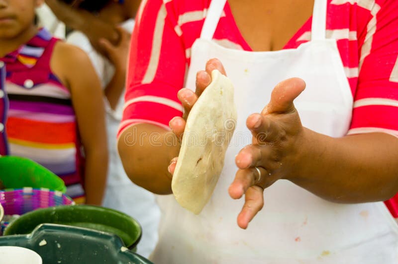 Fabricación De Las Tortillas Típicas De Guatemala Foto de archivo