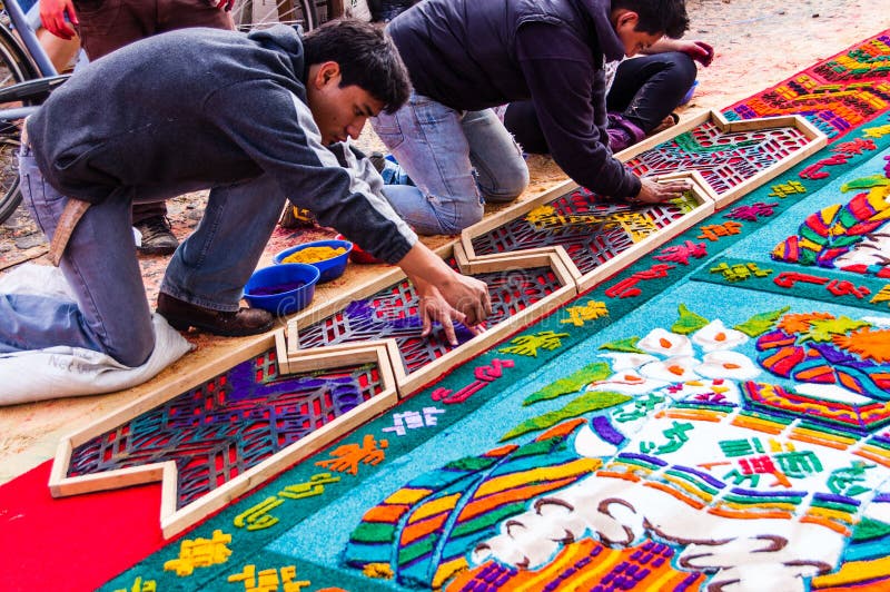 Fabricación de una alfombra de la semana santa, Antigua, Guatemala fotografía de archivo Fabricación de una alfombra de la semana santa, Antigua, Guatemala fotografía de archivo