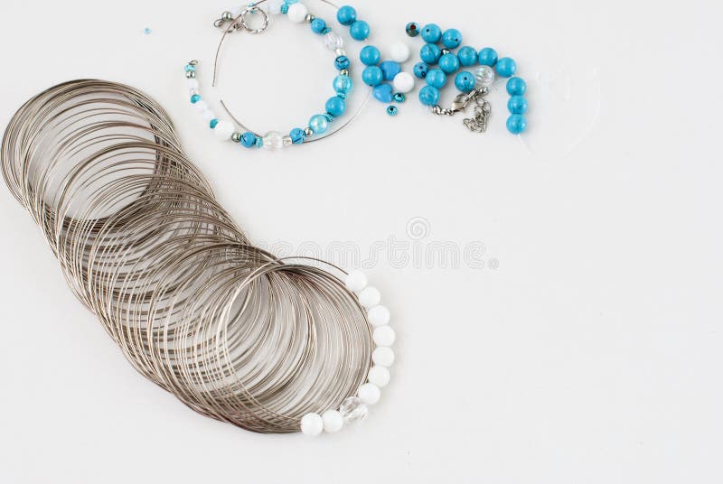 Fabricación de una pulsera de la turquesa gotas, herramientas del alambre foto de archivo Fabricación de una pulsera de la turquesa gotas, herramientas del alambre foto de archivo