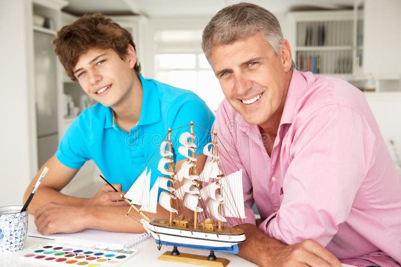 Fabricación modelo del padre y del hijo adolescente imagen de archivo libre de regalías Fabricación modelo del padre y del hijo adolescente imagen de archivo libre de regalías
