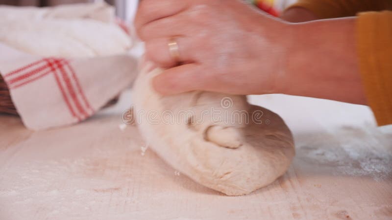 Fabrication des mains de femme de pain malaxant la pâte banque de vidéos
