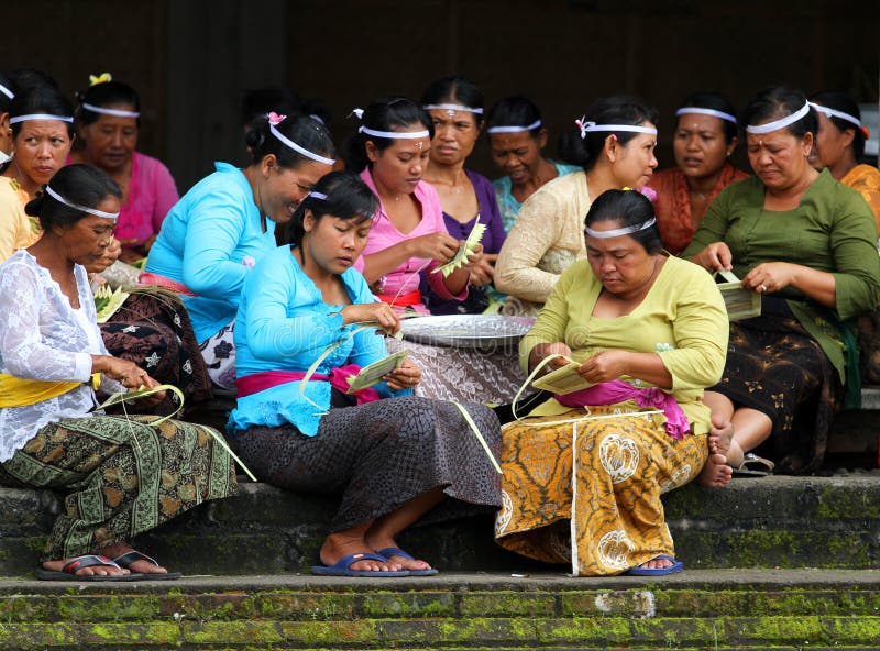 FABRICATION DES OFFRES DE BALINESE images libres de droits FABRICATION DES OFFRES DE BALINESE images libres de droits