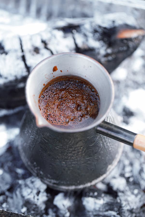 Fabrication du café dans la cheminée sur le camping ou hausse dans le natu image libre de droits Fabrication du café dans la cheminée sur le camping ou hausse dans le natu image libre de droits