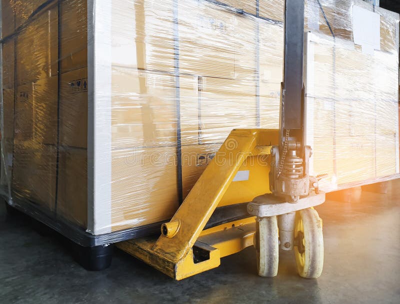 Service De Livraison De Camion De Marchandises D'expédition De Fret De  Palettes. Grandes Boîtes à Palette De Marchandises En Atten Photo stock -  Image du chargement, fret: 206981036