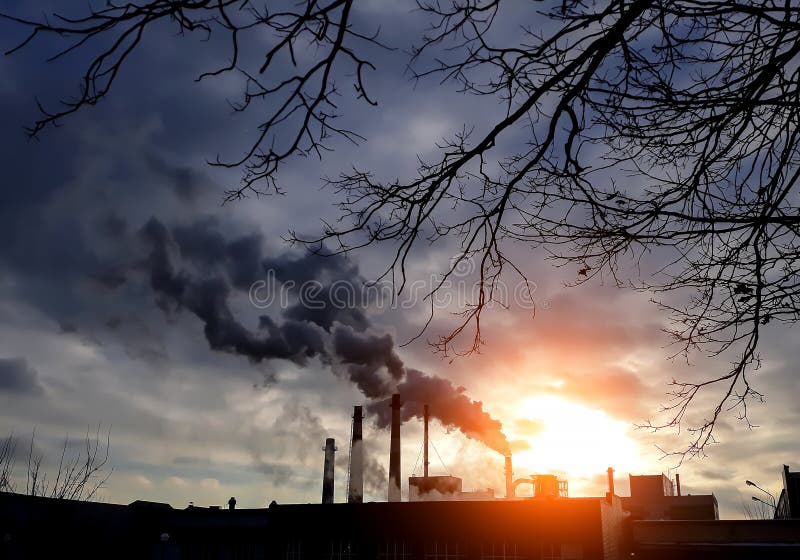 Fabrieksschoorstenen met zwarte rook Fabrieksschoorstenen Blauwe achtergrond Het concept van de milieuverontreiniging Ecologisch stock afbeelding Fabrieksschoorstenen met zwarte rook Fabrieksschoorstenen Blauwe achtergrond Het concept van de milieuverontreiniging Ecologisch stock afbeelding