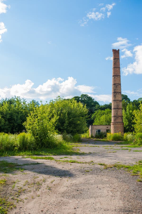 Fabrik-Kamin Altes zerbr?ckelndes Rohr hergestellt von den Ziegelsteinen steadicam Schuss stockfotografie Fabrik-Kamin Altes zerbr?ckelndes Rohr hergestellt von den Ziegelsteinen steadicam Schuss stockfotografie
