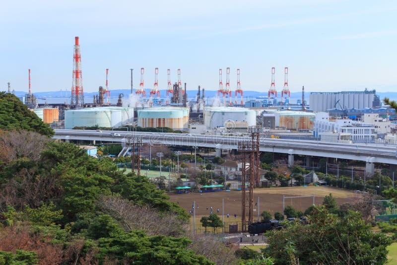 Fabriker i Keihin den industriella regionen i Yokohama, Kanagawa, Japan fotografering för bildbyråer Fabriker i Keihin den industriella regionen i Yokohama, Kanagawa, Japan fotografering för bildbyråer