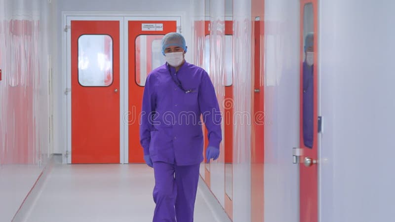fabryczny farmaceutyczny pracownik Lekarka w twarzy maski chodzeniu w szpitalnym korytarzu
