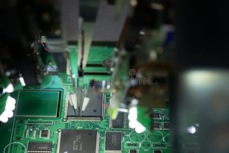 Fabryka dla produkci mikrouk?ady CNC maszyna z igłami lutuje mikroukład płyta główna Nowe technologie wewn?trz obraz stock Fabryka dla produkci mikrouk?ady CNC maszyna z igłami lutuje mikroukład płyta główna Nowe technologie wewn?trz obraz stock