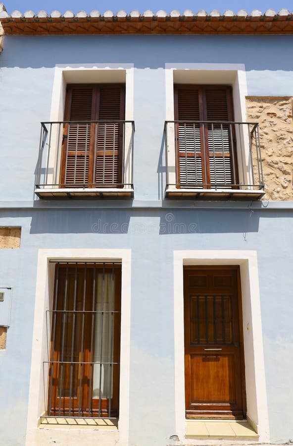 Facadas coloridas de casas históricas na antiga cidade de Denia fotos de stock