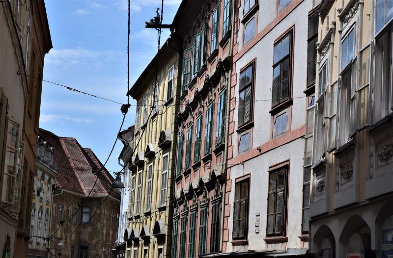 Facades of buildings, one of which at the bottom, richly decorated and a glimpse of blue sky in Graz.
Graz is the capital of the southern Austrian state of Styria. In the center of the old medieval city is the Hauptplatz, the main square. Renaissance architecture merged with baroque architecture. A funicular takes you to Schlossberg, the city hill, and to the Uhrturm, the centuries-old clock tower. Beyond the Mura River, Kunsthaus Graz displays contemporary works of art. Facades of buildings, one of which at the bottom, richly decorated and a glimpse of blue sky in Graz.
Graz is the capital of the southern Austrian state of Styria. In the center of the old medieval city is the Hauptplatz, the main square. Renaissance architecture merged with baroque architecture. A funicular takes you to Schlossberg, the city hill, and to the Uhrturm, the centuries-old clock tower. Beyond the Mura River, Kunsthaus Graz displays contemporary works of art.