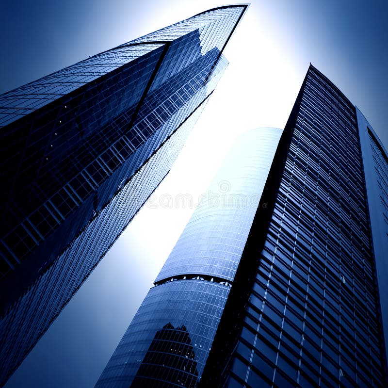 Fachada de el edificio reflexión de cielo azul.