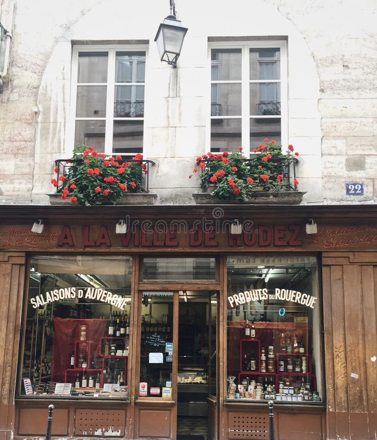 Paris, France, People Shopping Outside Louis Vuitton Luxury Clothing Store  Front, Saint Germain des Pres Stock Photo - Alamy