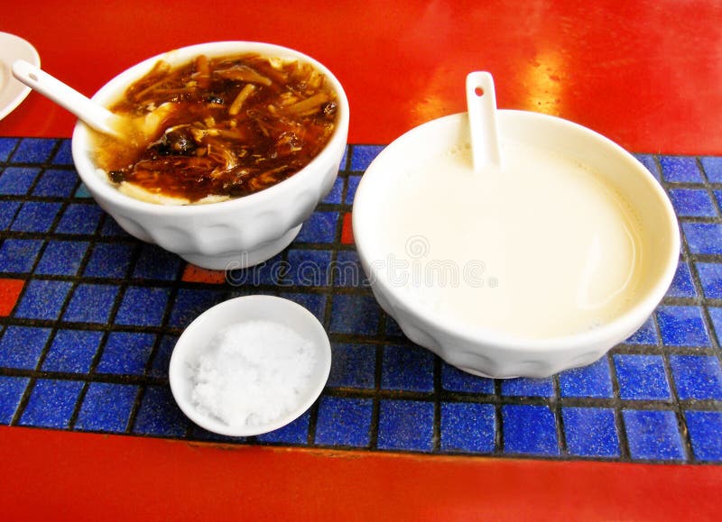 Faccia colazione in Cina, il latte della soia & beancurd saporito immagini stock Faccia colazione in Cina, il latte della soia & beancurd saporito immagini stock