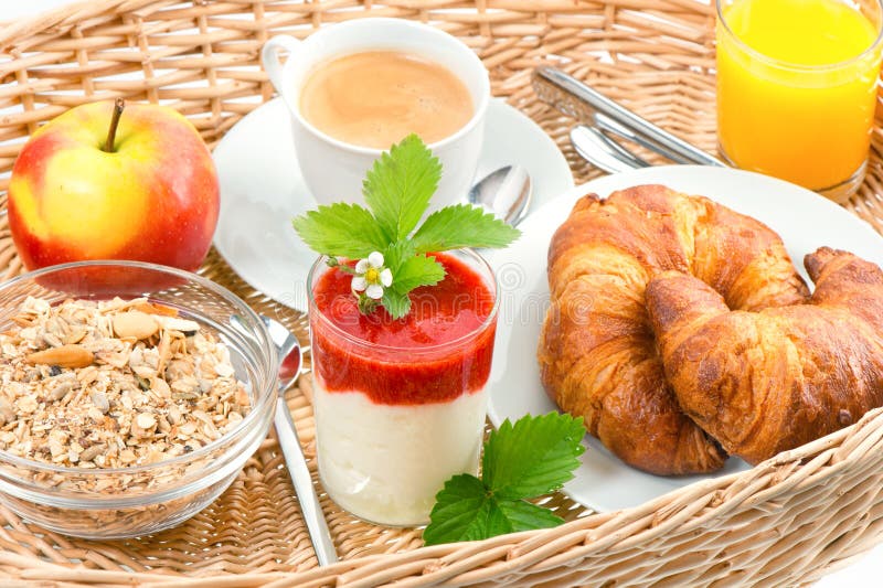 Faccia colazione con caffè, i croissants ed il succo di arancia