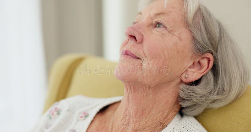 Faccia da donna anziana e pensiero sul divano di casa per ricordare la memoria triste e rilassarsi in pensione. anziano grave