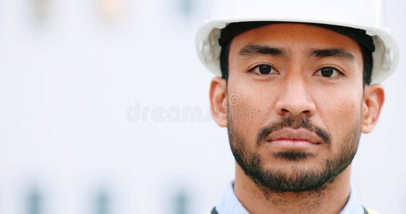 Faccia di un appaltatore e di un responsabile della manutenzione in un cantiere con spazio di copia. ritratto di un ingegnere con immagini stock