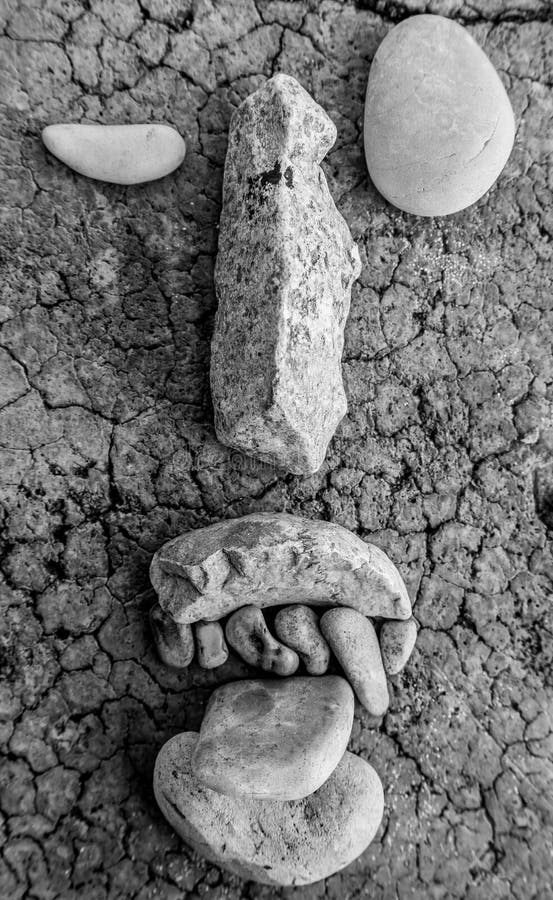 Faccia fatta con pietre da spiaggia fotografie stock