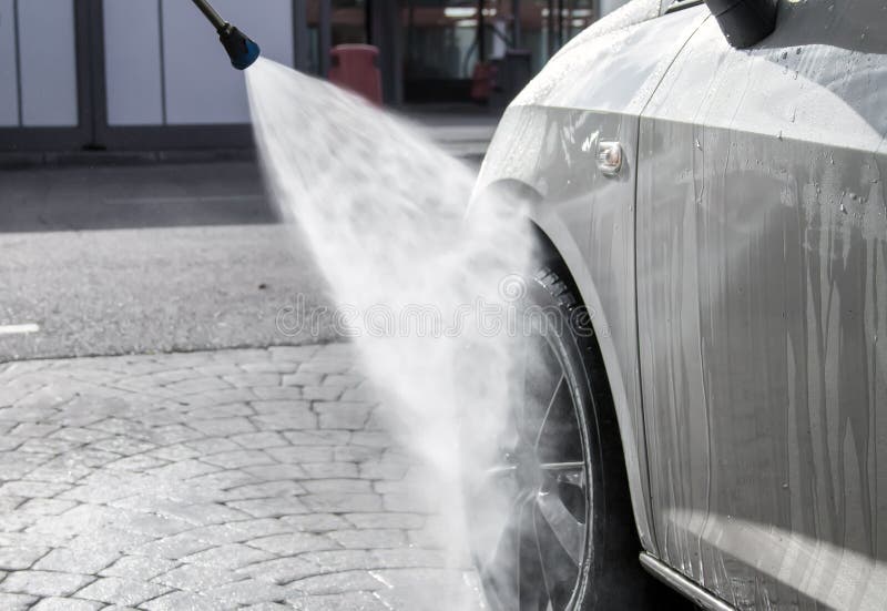 Faccia pressione sul getto di acqua sopra la gomma di automobile ad autolavaggio fotografie stock Faccia pressione sul getto di acqua sopra la gomma di automobile ad autolavaggio fotografie stock