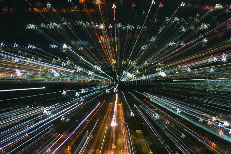 Faccia saltare l'effetto dello zoom, linee leggere con l'esposizione lunga fotografia stock Faccia saltare l'effetto dello zoom, linee leggere con l'esposizione lunga fotografia stock