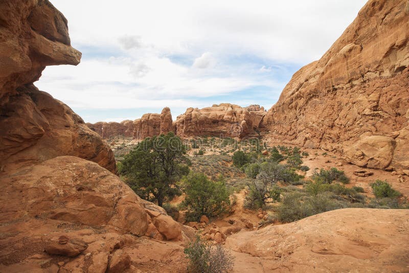 Faccia un'escursione nella sezione delle finestre in arché il parco nazionale, Utah fotografie stock Faccia un'escursione nella sezione delle finestre in arché il parco nazionale, Utah fotografie stock