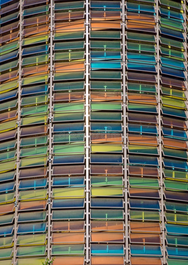 Facciata Colourful di un garage di parcheggio immagini stock libere da diritti Facciata Colourful di un garage di parcheggio immagini stock libere da diritti