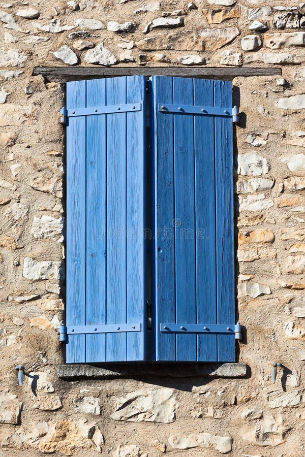 Facciata della Camera con gli otturatori blu in Francia immagini stock libere da diritti Facciata della Camera con gli otturatori blu in Francia immagini stock libere da diritti
