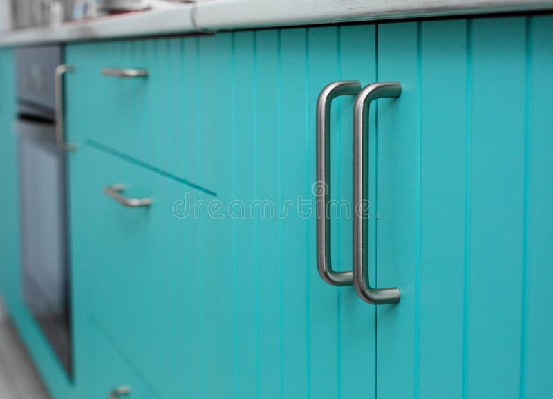 Facciata di legno blu degli armadi da cucina