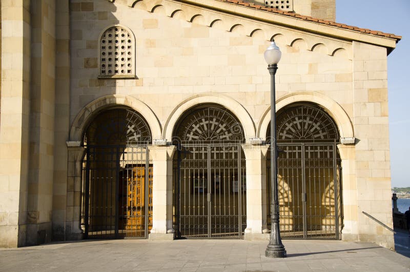 Facciata di una chiesa 9 fotografie stock