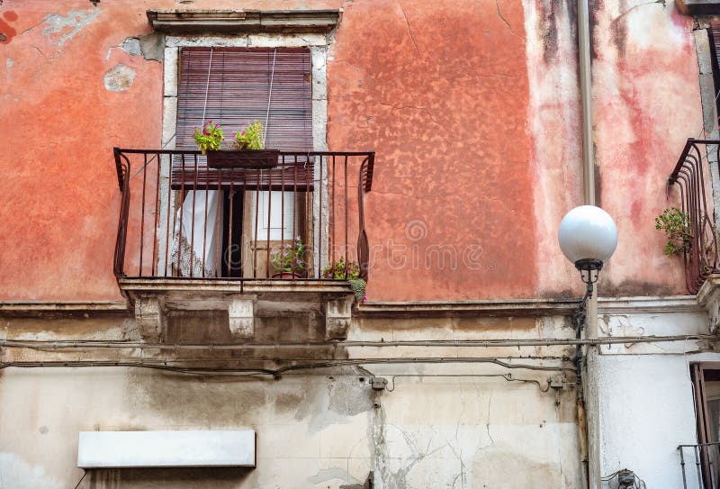 Facciata di vecchia casa con il balcone a Giardini Naxos vicino a Taormina La Sicilia, Italia fotografia stock libera da diritti Facciata di vecchia casa con il balcone a Giardini Naxos vicino a Taormina La Sicilia, Italia fotografia stock libera da diritti