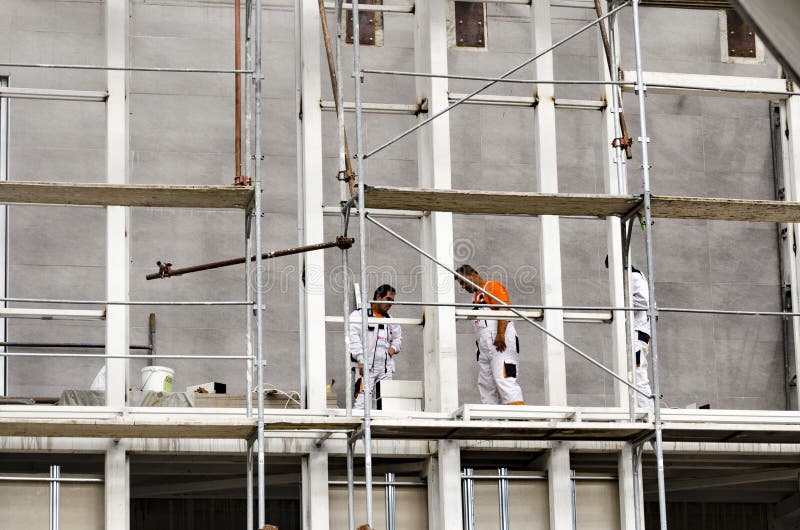 Facciata di vecchie costruzioni della città che ottengono ristabilite immagini stock libere da diritti Facciata di vecchie costruzioni della città che ottengono ristabilite immagini stock libere da diritti