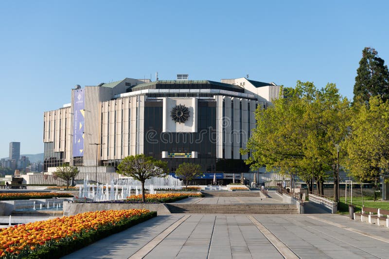 Facciata frontale del palazzo nazionale di cultura, Sofia bulgaria immagini stock Facciata frontale del palazzo nazionale di cultura, Sofia bulgaria immagini stock