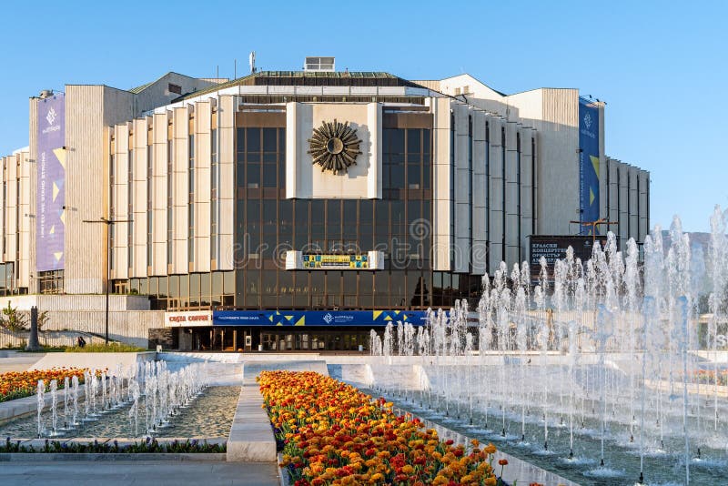 Facciata frontale del palazzo nazionale di cultura, Sofia bulgaria fotografia stock libera da diritti Facciata frontale del palazzo nazionale di cultura, Sofia bulgaria fotografia stock libera da diritti