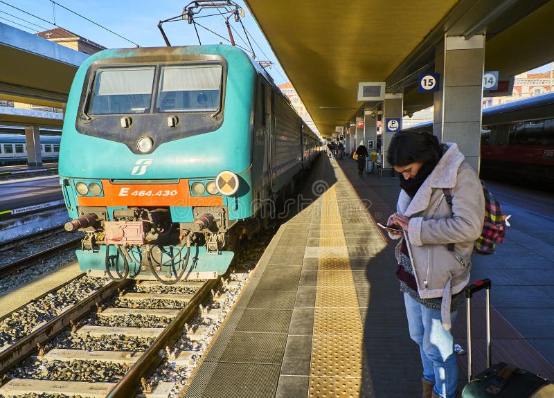 Facciata principale della stazione ferroviaria di Milano Centrale Milano, Lombardia, Italia fotografia stock Facciata principale della stazione ferroviaria di Milano Centrale Milano, Lombardia, Italia fotografia stock